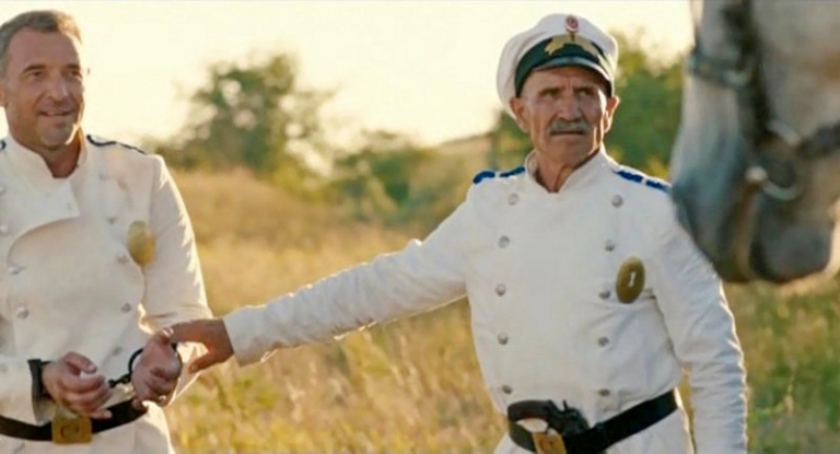 На фото: актер и каскадер Евгений Богородский в кадре из фильма "Смотритель маяка" (2019)