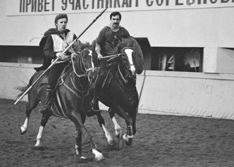 На фото: Евгений Богородский и Александр Андреев во время выступления в спортивном комплексе в Битце, 1982 год