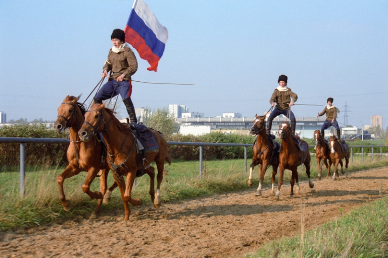 На фото: выступление конно-трюковой группы "Казаки" под руководством Евгения Богородского