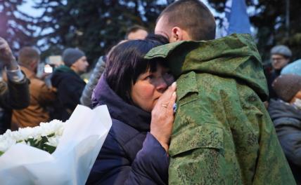 Россия. ДНР. Харцызск. Встреча освобожденных из плена военнослужащих ДНР и ЛНР с родственниками рядом с дворцом культуры имени Ленина (на фото).