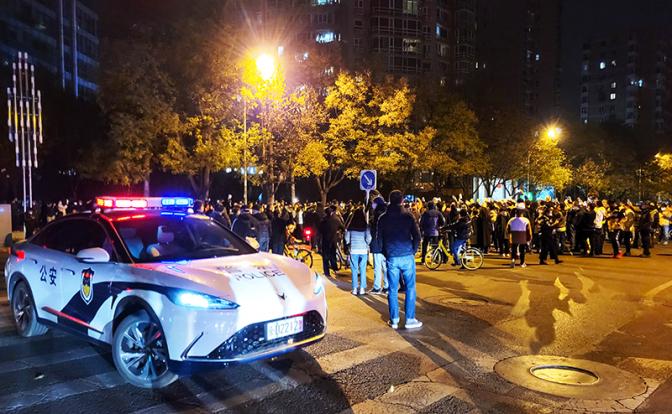 На фото: акция протеста против антиковидных мер в Пекине
