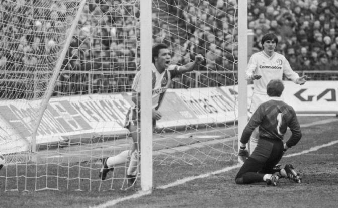 На фото: капитан португальской команды "Порто" Фернанду Гомеш (слева) забил гол в ворота Виктора Чанова ("Динамо" (Киев), 1987 год