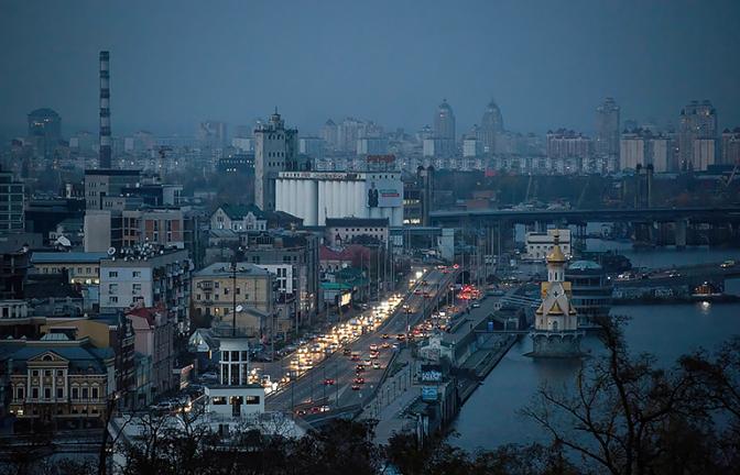 Киевлян ждут колодцы, дрова и буржуйки — продержится ли украинская столица до весны?