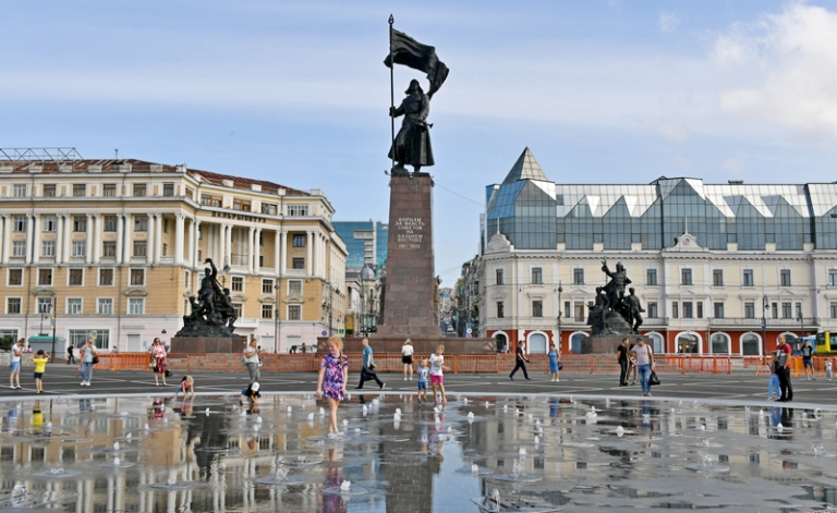 На фото: памятник Борцам за Власть Советов на Дальнем Востоке на центральной площади Владивостока
