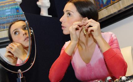 Все женщины будут ходить в одинаковых сережках