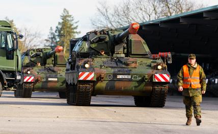 На фото: самоходные гаубицы PzH 2000