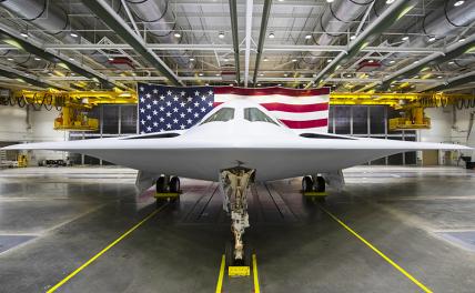 На фото: стратегический бомбардировщик нового поколения Northrop Grumman B-21 Raider