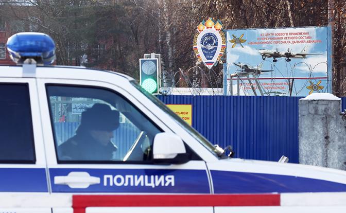 На фото: сотрудники полиции у въезда на аэродром Дягилево.