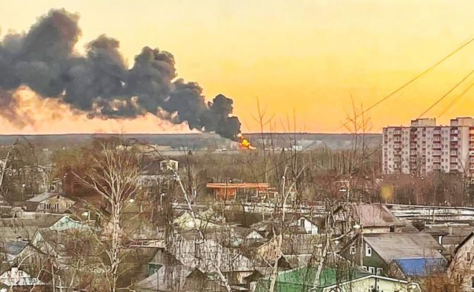 На фото: пожар в районе аэродрома Курска