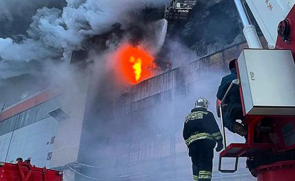На фото:  Барнаул. Тушение пожара в цехе шинного завода на проспекте Космонавтов.