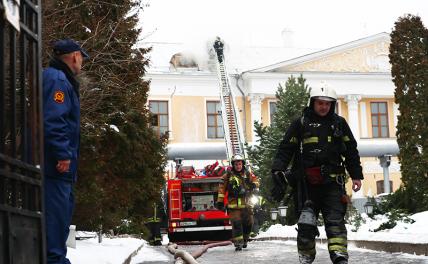 На фото: тушение пожара в усадьбе Лопухиных в Малом Знаменском переулке.