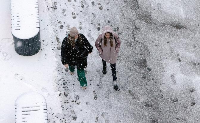 Мокрый снег и гололед: Какая погода установилась в Москве