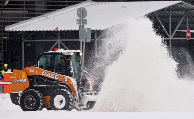 Снегопад в Москве: В аэропортах задержали и отменили свыше 60 рейсов
