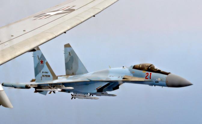 На фото: российский истребитель Су-35 (по кодификации НАТО - Flanker-E) во время перехвата самолета-разведчика Poseidon P-8A ВМС США над Средиземным морем