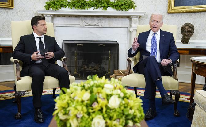 На фото: президент США Джо Байден (справа) и президент Украины Владимир Зеленский (слева)