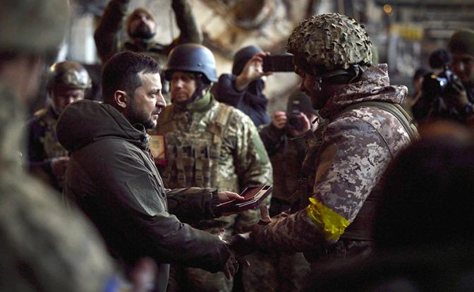 На фото: президент Украины Владимир Зеленский (слева)