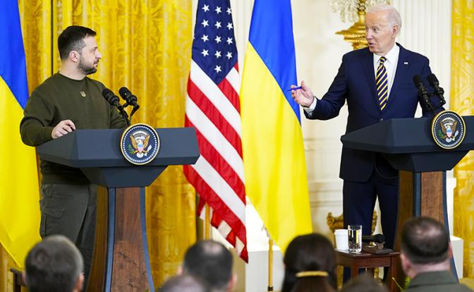 На фото: президент США Джо Байден (справа) и президент Украины Владимир Зеленский (слева) во время совместной пресс-конференции в Белом доме.