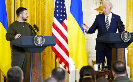 На фото: президент США Джо Байден (справа) и президент Украины Владимир Зеленский (слева) во время совместной пресс-конференции в Белом доме.