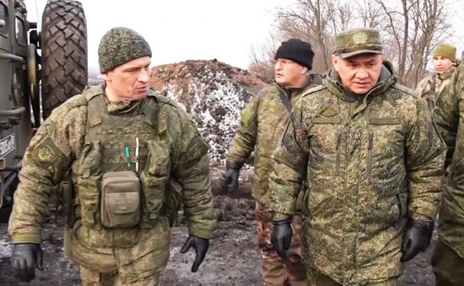 На фото:  министр обороны РФ Сергей Шойгу (справа) во время визита в подразделения группировки ВС РФ в зоне проведения специальной военной операции.