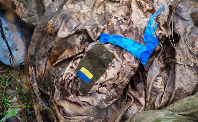 Schreckliche Verluste: Leichen ukrainischer Soldaten werden auf dem Schlachtfeld entsorgt, Leichenhallen dürfen keine Auskunft geben