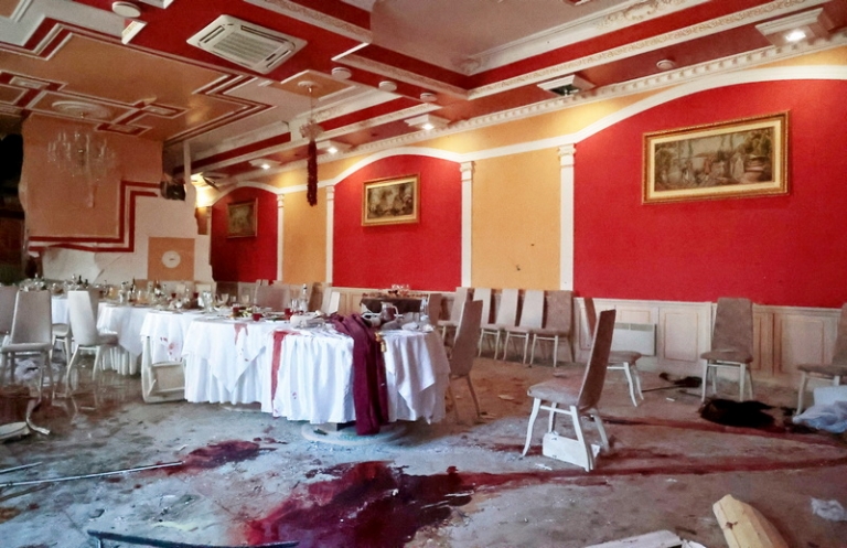 На фото: в ресторане "Шеш-Беш" в Ленинском районе Донецка после обстрела ВСУ
