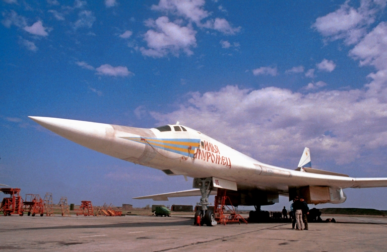 На фото: сверхзвуковой стратегический бомбардировщик Ту - 160 "Илья Муромец".