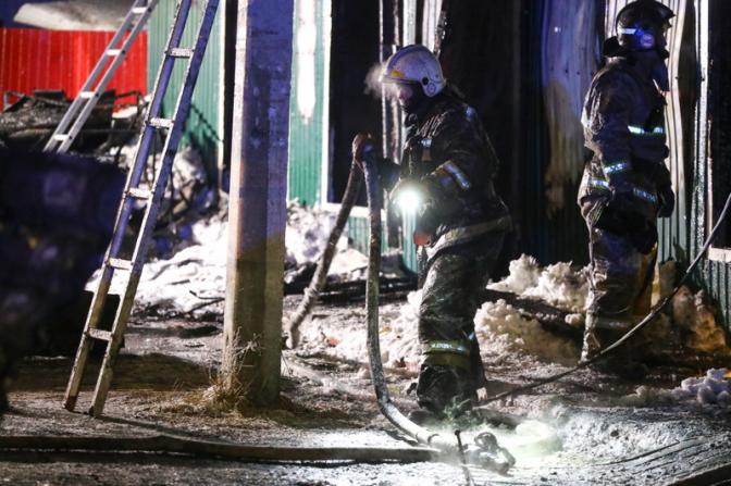 На фото: сотрудники МЧС во время тушения пожара в частном доме престарелых на Таврической улице в Кемерово