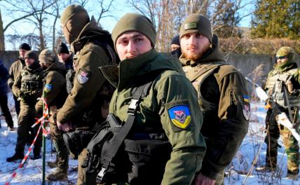 На фото: члены Грузинского легиона: Нью-Йорка, бывший солдат США (в центре) и бывший профессиональный солдат из Албании (второй справа), во время учений в Киеве, Украина