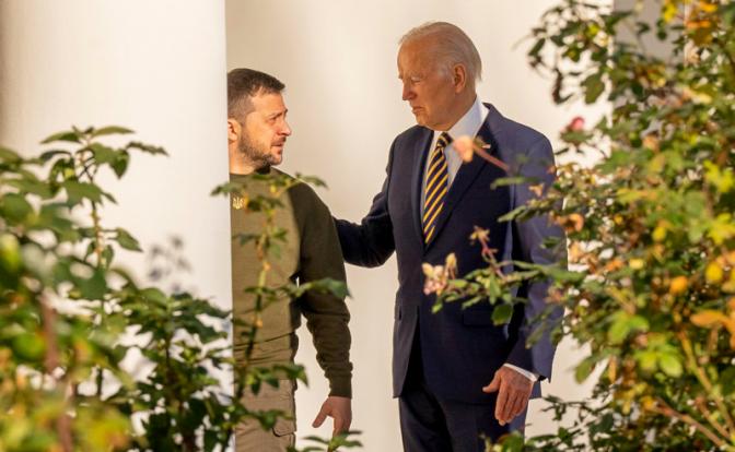 На фото: президент США Джо Байден с президентом Украины Владимиром Зеленским по колоннаде перед встречей в Овальном кабинете Белого дома 21 декабря 2022 года в Вашингтоне, округ Колумбия, США