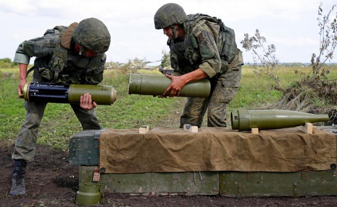 На фото: военнослужащие собирают корректируемый артиллерийский боеприпас "Краснополь"