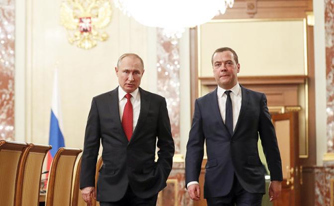 На фото: президент России Владимир Путин и  заместитель председателя Совета безопасности РФ Дмитрий Медведев (слева направо)