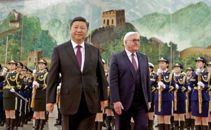 На фото: президент Германии Франк-Вальтер Штайнмайер (справа) и председатель КНР Си Цзиньпин