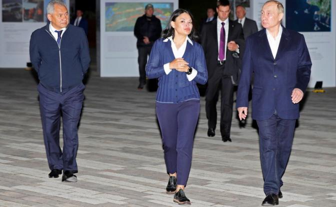 На фото (справа налево): президент РФ Владимир Путин, руководитель проектного офиса по созданию туристско-рекреационного кластера АНО "Остров фортов" Ксения Шойгу и министр обороны РФ Сергей Шойгу