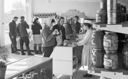 На фото: в продовольственном магазине в Москве, 1963 год.