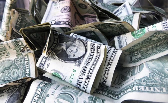 ЦБ серьезно снизил официальный курс доллара на 31 декабря