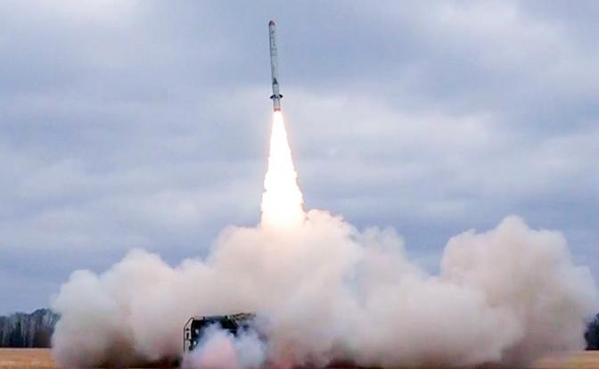 На фото: нанесения удара с помощью оперативно-тактического ракетного комплекса "Искандер" по военным объектам ВСУ.