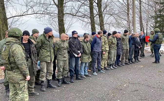 На фото: российские военнослужащие, находившиеся в плену на подконтрольных Украине территориях, вернувшиеся в результате переговоров.