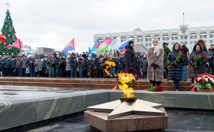 На фото: Самара. Участники траурного митинга на площади Славы в память о погибших в спецоперации.