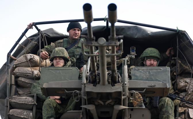 На фото: военнослужащие ВС РФ у мобильной зенитной установки