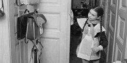 Вместительный "РАФ", квартира от Моссовета, 7 ранцев на крючке, дневная норма молока: Как в СССР жили многодетные семьи