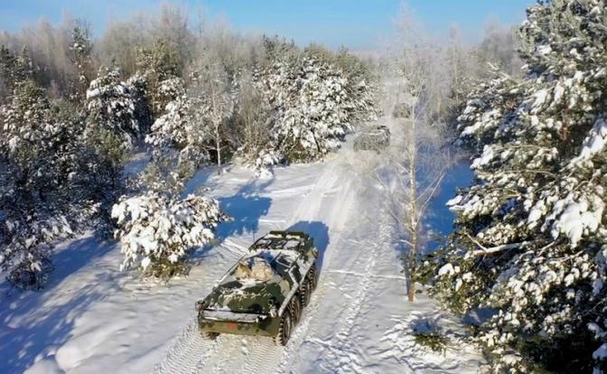 На фото: военная техника во время совместных занятий по боевой подготовке российских и белорусских военнослужащих из состава региональной группировки войск в рамках мероприятий боевого слаживания на на полигоне "Брестский".