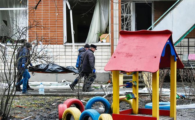 На фото: сотрудники коммунальной службы уносят тело погибшего с места крушения вертолета в Броварах. В результате катастрофы погибли министр внутренних дел Украины Денис Монастырский, его первый заместитель Евгений Енин и госсекретарь МВД Юрий Лубкович.