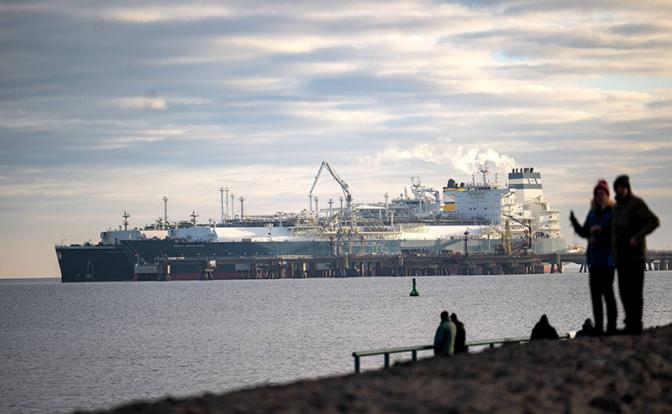 "Лучше я сама тебя убью!": США зажали Европу в газовые тиски