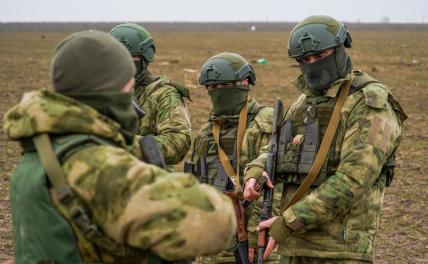 На фото: добровольцы из Турции (на втором плане) во время боевой тренировки на полигоне.