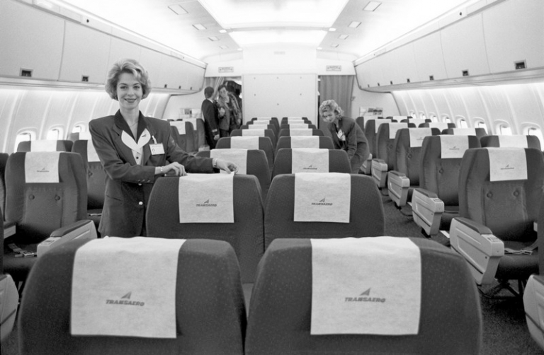 На фото: в салоне аэробуса "ИЛ-86" авиакомпании "Трансаэро" все готово для встречи пассажиров, 1992 год