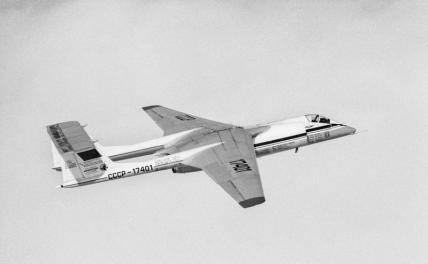 На фото: высотный стратосферный самолет М-17 в полете