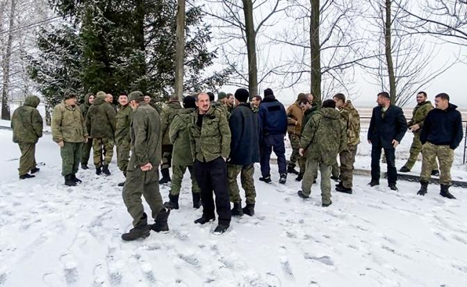 На фото: российские военнослужащие, находившиеся в плену на подконтрольных Украине территориях, вернувшиеся в результате переговоров.