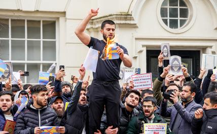 На фото: митинг в знак протеста против сожжения Корана участниками акции в Стокгольме