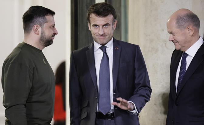 На фото: президент Украины Владимир Зеленский, президент Франции Эмманюэль Макрон и канцлер Германии Олаф Шольц (слева направо) во время встречи в Елисейском дворце