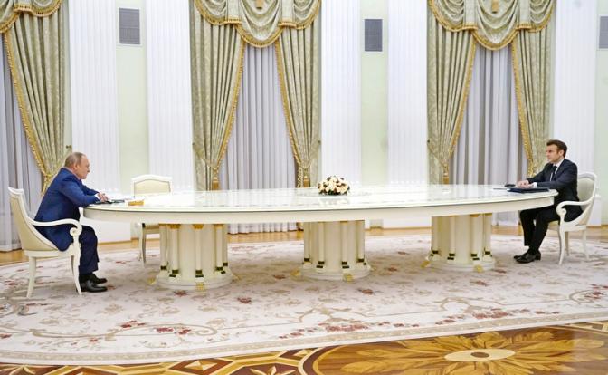 На фото: президент Франции Эммануэль Макрон и российский лидер Владимир Путин